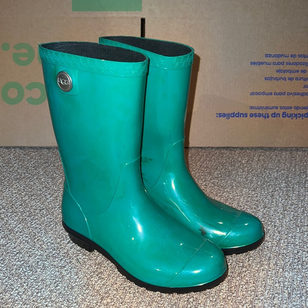 Super comfy Ugg rainboots